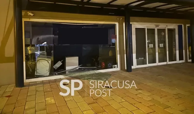 Furto con spaccata al centro commerciale di contrada Spalla: rubati decine di telefonini e tablet