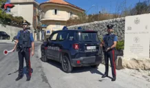 In possesso di un coltello di genere proibito e di una forbice con punte acuminate: 18enne denunciato 1 coltello
