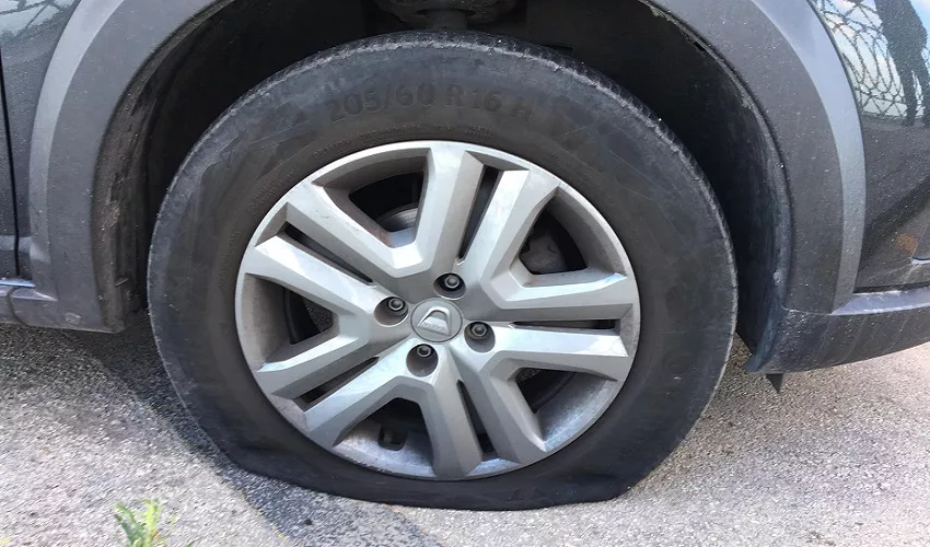 Tagliate le ruote a decine di auto parcheggiate al passeggio Adorno