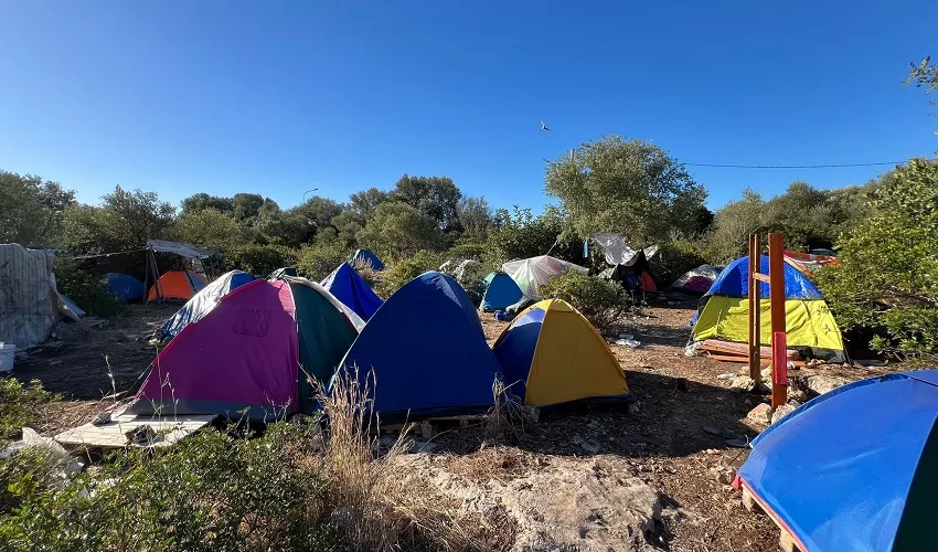 Immigrati accampati vicino all’ostello di Cassibile: accertamenti di Carabinieri e Polizia