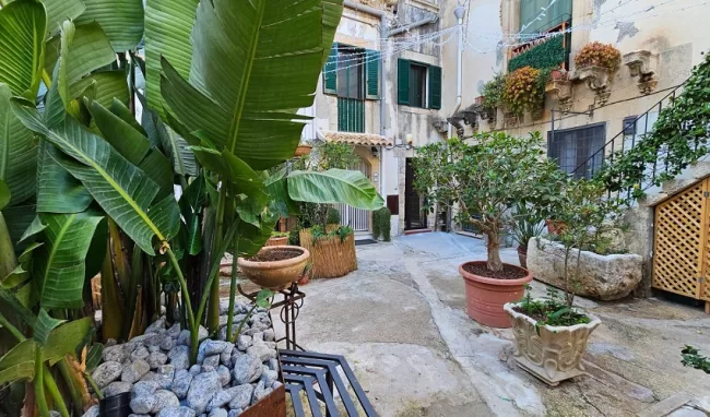 cortile abela