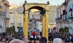 Corpo e simulacro di Santa Lucia insieme in processione: l'omaggio di migliaia di fedeli corpo