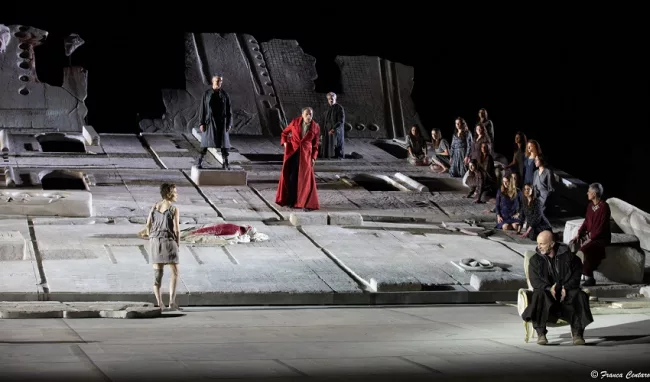 Standing ovation per Sonia Bergamasco-Elettra al debutto al Teatro Greco
