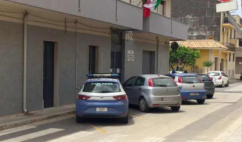 Vìola i domiciliari e va in giro con una pistola giocattolo rpiva del tappo rosso: 36enne arrestato