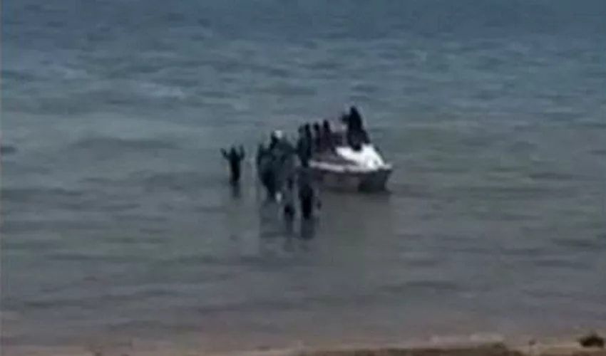 Gruppetto di 13 migranti approda sulla spiaggia del borgo marinaro di Avola
