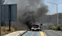 Violento incendio divampa su una Fiat 500 in via Lazio