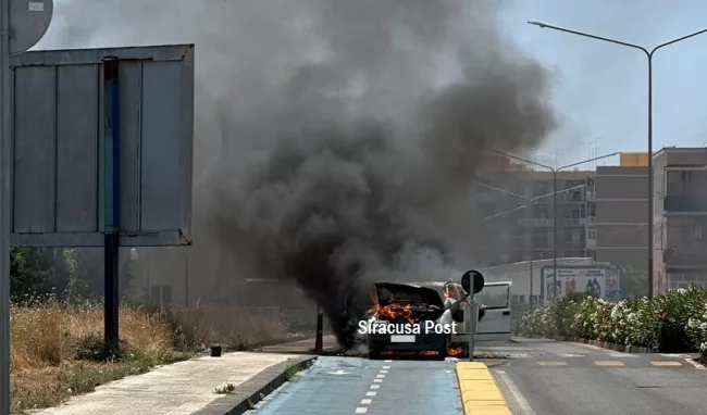 Violento incendio divampa su una Fiat 500 in via Lazio