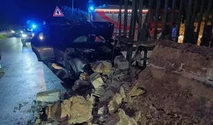 Incidente autonomo sulla strada per Ognina: un'auto investe un'altra vettura e si schianta contro un muretto