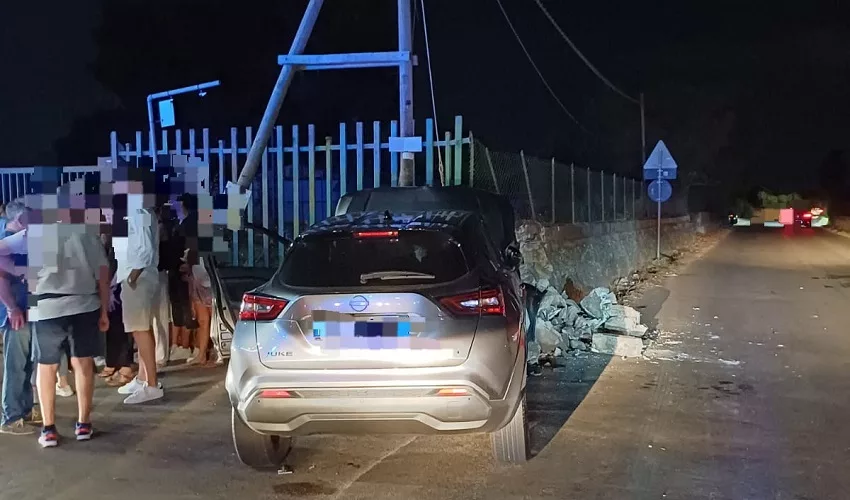 Incidente autonomo sulla strada per Ognina: un'auto investe un'altra vettura e si schianta contro un muretto