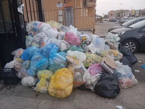 Lavori E-distribuzione su viale Santa panagia con divieto di sosta per oltre 2 mesi. La protesta dei residenti