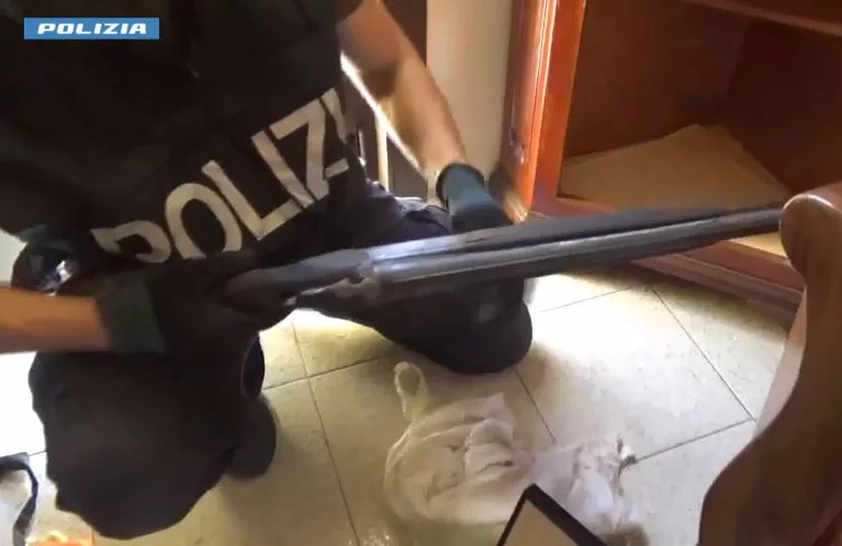 Spaccio, ricettazione e detenzione di un fucile a canne mozze: 52enne arrestato 6 Spaccio, ricettazione e detenzione di un fucile a canne mozze: 52enne arrestato