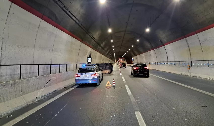 Auto ribaltata all’interno della galleria San Demetrio: traffico bloccato
