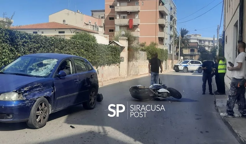 Scontro auto-moto in via Filisto: 26enne grave in ospedale