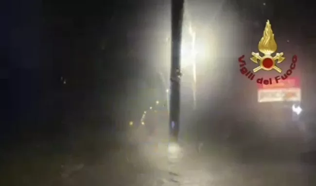 Maltempo, tra le auto in panne quella di una donna in viaggio verso Palermo per un trapianto 6 auto