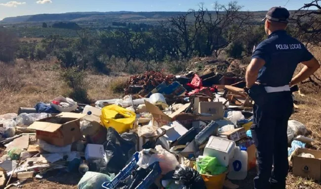 Abbandono rifiuti ingombranti a Villasmundo: 2 denunce e una segnalazione 6 rifiuti