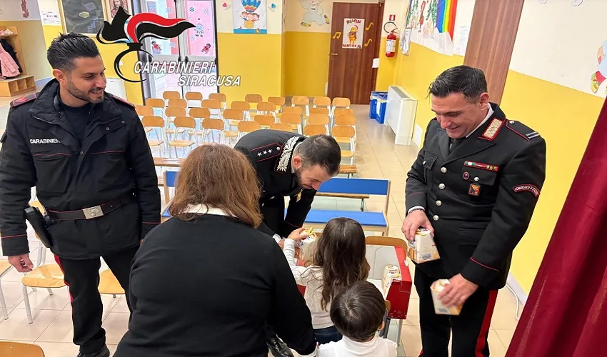 Doni natalizi dei Carabinieri ai bambini del plesso Badia del Comprensivo “Valle dell’Anapo”