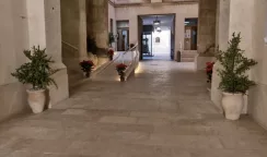 Riqualificazone dell'androne di palazzo Vermexio nel segno della continuità con piazza Duomo androne