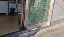 Bomba carta davanti un bar di via Monteforte: danni alla vetrata d'ingresso 1 bomba carta