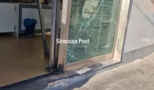 Bomba carta davanti un bar di via Monteforte: danni alla vetrata d'ingresso 1 bomba carta