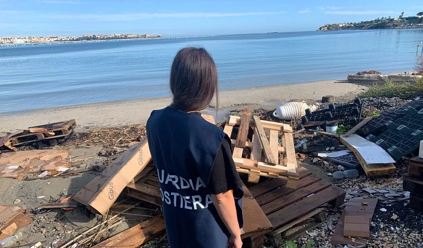 Violazioni in area demaniale marittima e nella gestione dei rifiuti: denunciato il titolare di un'attività di mitilicoltura