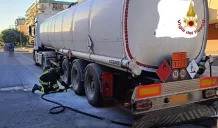 A fuoco autocisterna carica di benzina: l'intervento dei Vigili del fuoco scongiura il peggio 2 autocisterna