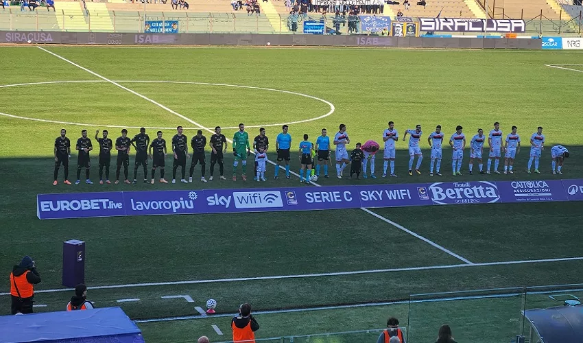 Accade l’incredibile al De Simone: il Siracusa castigato da una punizione inesistente e finisce 2-2 con il Foggia