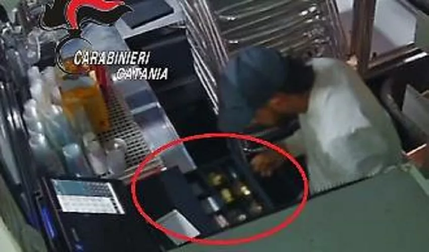 Da Floridia a Catania per un doppio colpo in una Stazione di servizio: 2 denunciati