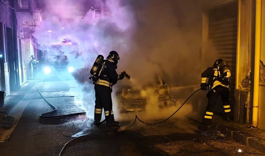 Auto in fiamme a Lentini. Indagini in corso
