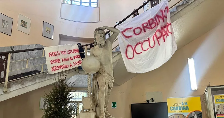 Vigilia dello sciopero per le scuole al freddo: "scuola occupata" al Corbino