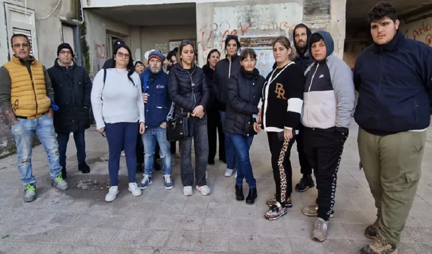 Via Algeri 122/124: palazzine popolari nel degrado totale. I residenti: "Siamo abbandonati a noi stessi"