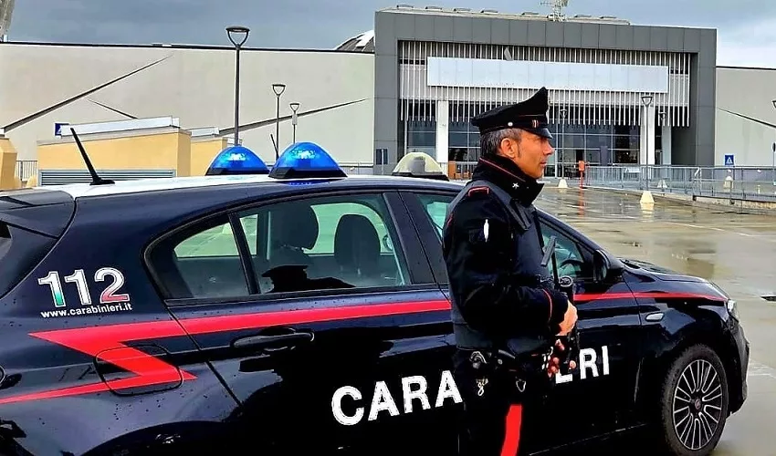 Si impossessa di 2 smartphone in un negozio di elettronica: 41enne denunciato