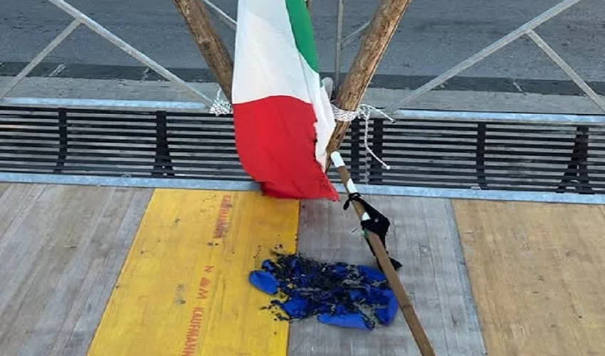 Danneggiata la bandiera italiane e distrutta quella europea: individuato il presunto autore