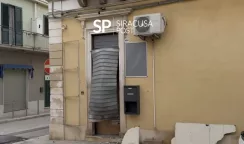 Bomba carta ad Avola: divelta la saracinesca di un negozio di elettrodomestici bomba carta