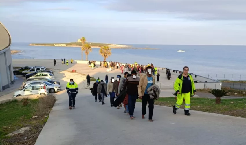 Sbarco di migranti a Portopalo: 83 uomini arrivati con 2 piccole imbarcazioni