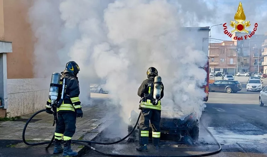 Auto distrutta dal fuoco a Lentini: si presume per un problema elettrico