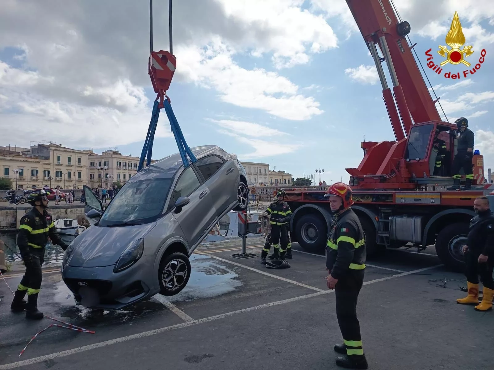 Auto con a bordo una donna e la figlia finisce in mare per uscire dal parcheggio