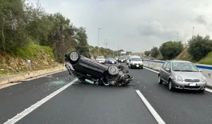 Auto cappottata sulla SS 114 nei pressi di Priolo: feriti lievi 11 auto