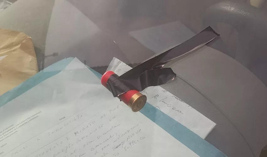Proiettile sul parabrezza del capogruppo di Grande Sicilia al consiglio comunale di Lentini