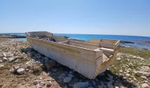 Imbarcazione abbandonata lungo la fascia costiera di Torre Ognina 1 imbarcazione