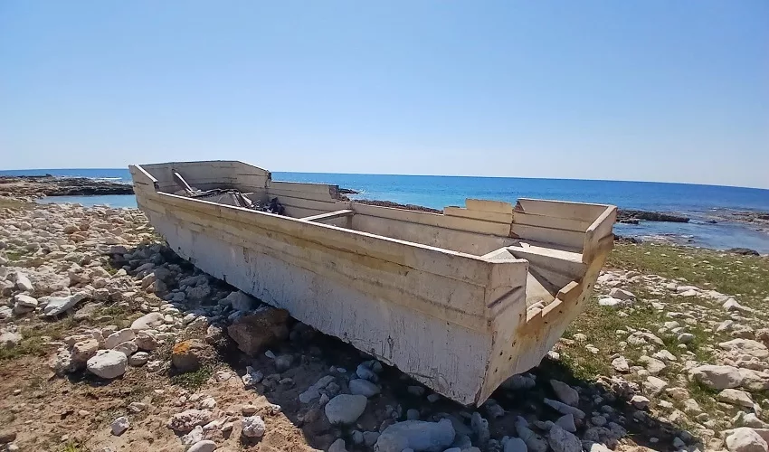Imbarcazione abbandonata lungo la fascia costiera di Torre Ognina