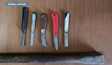 In auto con 5 coltelli e un bastone: 34enne denunciato 2 coltelli