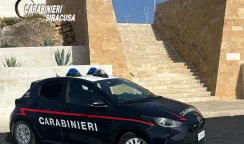 Sanzioni il giovane in moto nell’area pedonale e sulla scalinata del Belvedere Lido di Noto giovane
