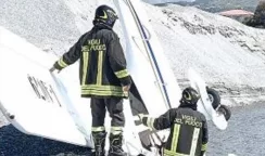 Ultraleggero partito da Siracusa precipita sulla spiaggia del Cosentino: illesi i 2 a bordo ultraleggero