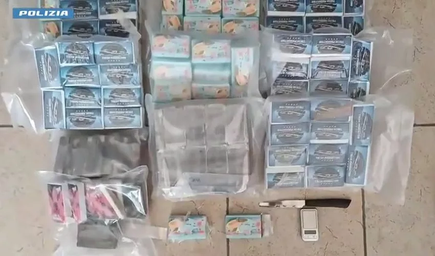 In un’intercapedine del divano-letto 179 panetti di hashish: 49enne arrestato